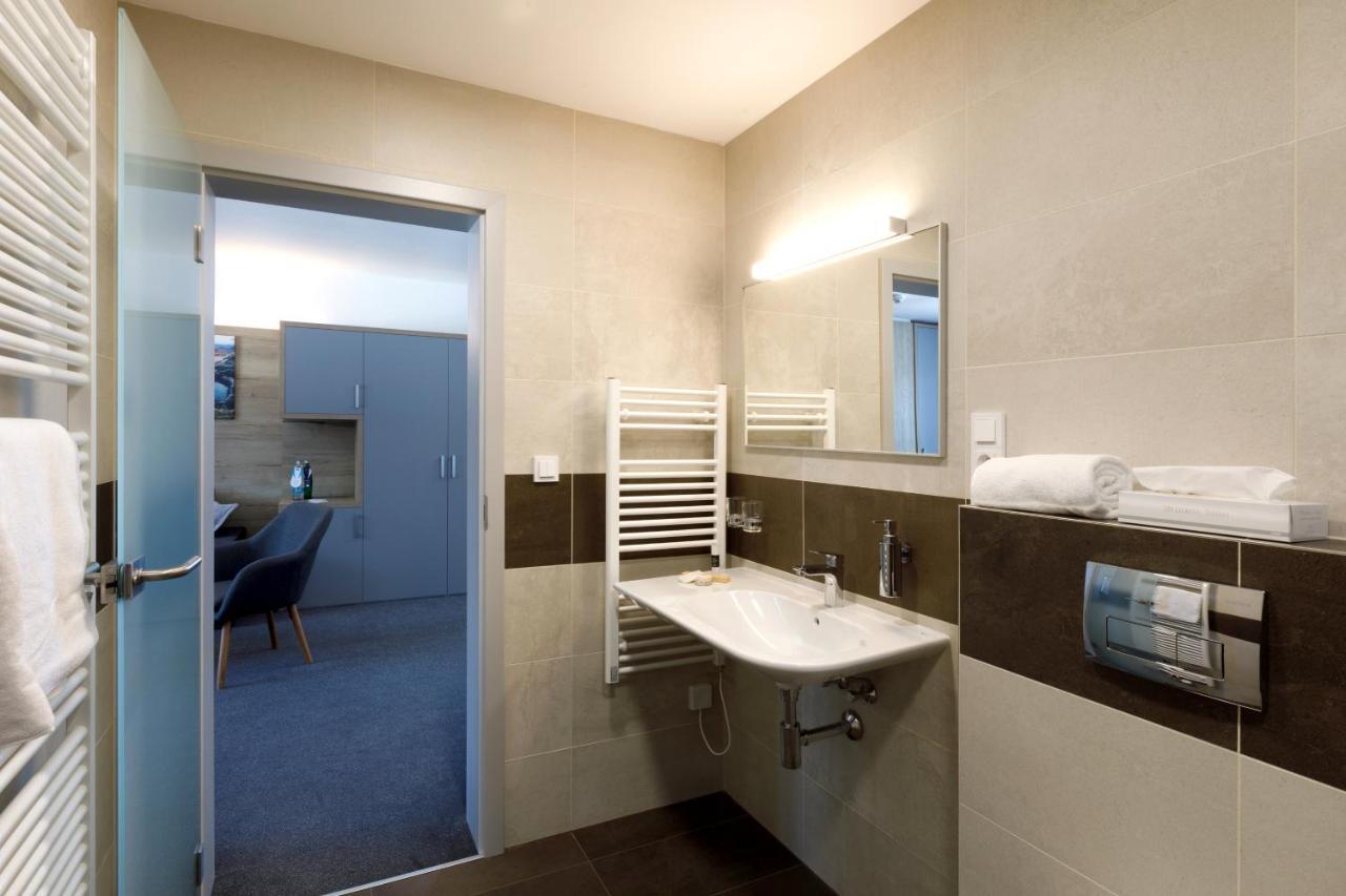 Olympia 4*